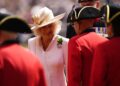 Uma estrela de diamante (e uma folha de carvalho) para a rainha Camilla no Royal Hospital Chelsea