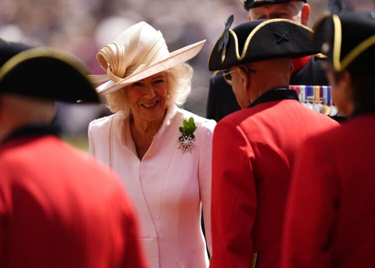 Uma estrela de diamante (e uma folha de carvalho) para a rainha Camilla no Royal Hospital Chelsea