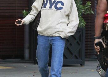 Uma roupa de chinelo e jeans é o essencial de Hailey Bieber