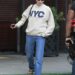 Uma roupa de chinelo e jeans é o essencial de Hailey Bieber