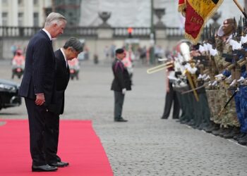 Vídeo. Realeza belga estende tapete vermelho para o imperador do Japão