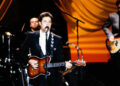 Vince Gill presta homenagem a Bill Cody, amada personalidade do rádio country que faleceu