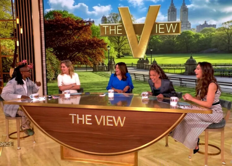 Whoopi Goldberg joga cartas na mesa do “The View” depois que os co-apresentadores a interrompem 6 vezes seguidas: 'Cale-se!'