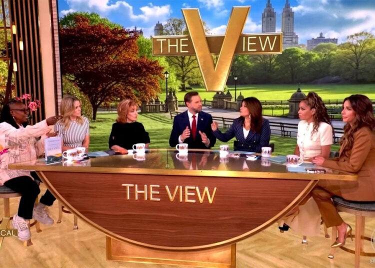Whoopi Goldberg repreende Ana Navarro, co-apresentadora de “The View”, e se desmancha durante entrevista com JD Vance: 'Ana, Deus, por favor!'