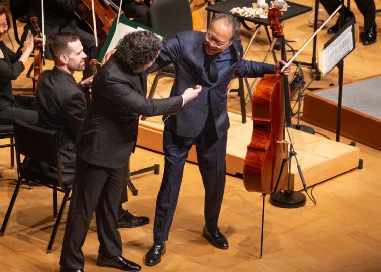 Yo-Yo Ma auxilia Gustavo Dudamel em sua saída do cargo de diretor musical de LA Phil