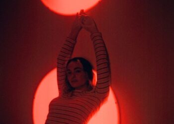 néomí anuncia novo EP, lança single “Close”