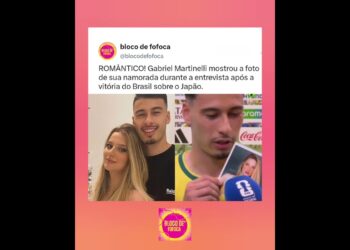 ROMÂNTICO! #gabrielmartinelli  mostrou a foto de sua namorada durante a entrevista .