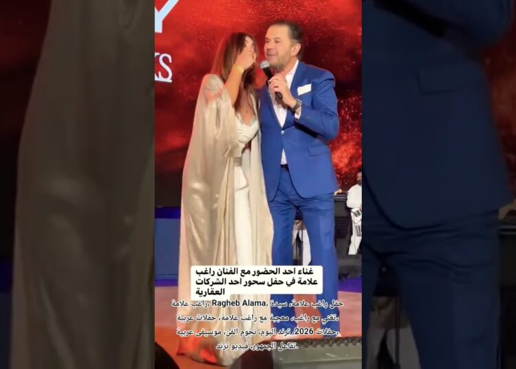 سيدة تخطف الأنظار وتشارك راغب علامة الغناء في لحظة استثنائية على المسرح 🎤🔥