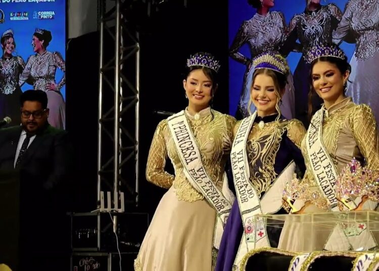 Concurso para escolha da realeza da VIII Festa do Peão Laçador