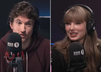 O convidado do casamento de Taylor Swift e Travis Kelce, Greg James, diz que inicialmente pensou que o convite digital era uma 'farsa'