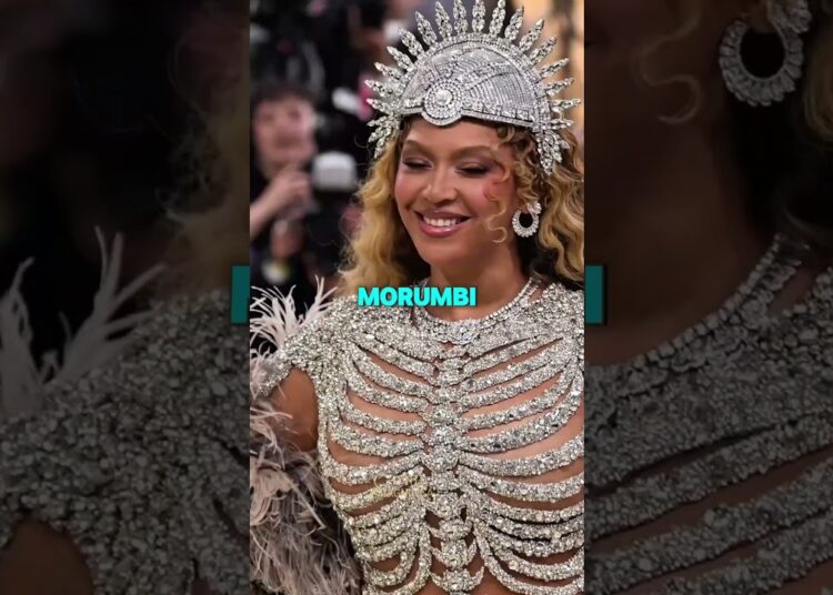 MOMENTOS QUE FAMOSOS FORAM ATACADOS NO PALCO#curiosidades#famosos#hollywood#cantor#fãs#cardib#brasil