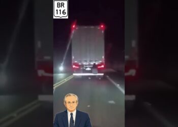 Homem pegando carona na rabeira de carreta em BR 116 em Realeza MG