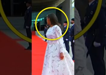 LETIZIA casi SE CAE antes de RECIBIR al PAPA LEÓN XIV