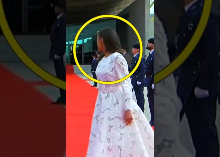 LETIZIA casi SE CAE antes de RECIBIR al PAPA LEÓN XIV