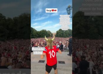 A realeza da Noruega recebe os heróis do futebol #realeza #noruega #haaland