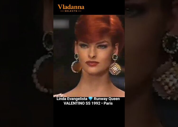 👗 1992 • Linda Evangelista • An Iconic VALENTINO Look • Fashion History Paris SS