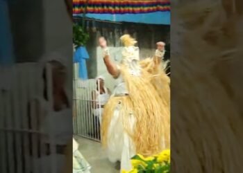 Ọbalúwáiyé na África exalta a realeza e a autoridade no Brasil foca o mistério da dor que vira cura.