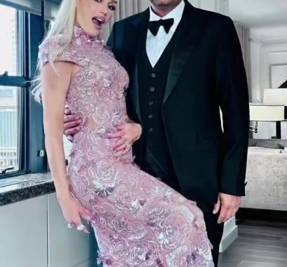 Gwen Stefani e Blake Shelton comemoraram seu aniversário de 5 anos no casamento de Taylor Swift e Travis Kelce? Os fãs pensam assim