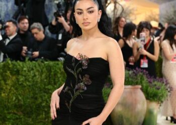 Charli xcx usou plugin de IA para design de som experimental no novo álbum Music, Fashion, Film – Music News