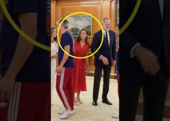 LETIZIA le PIDE a este hombre que le MUESTRE su ESPALDA