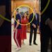 LETIZIA le PIDE a este hombre que le MUESTRE su ESPALDA