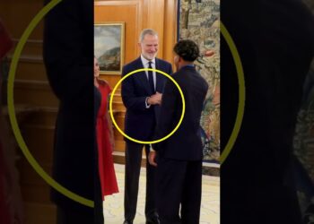 FELIPE VI se OLVIDA del PROTOCOLO al SALUDAR a algunos JUGADORES de ESPAÑA