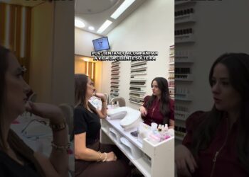 Atualizando as fofocas com a cliente #nails #trending #trend #viral #videoengraçado