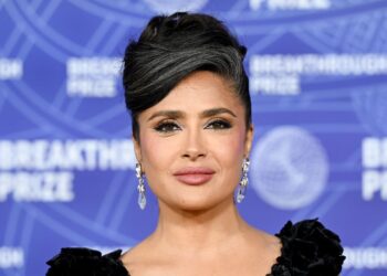 21 celebridades com cabelos grisalhos que apresentam argumentos convincentes para adotar o visual
