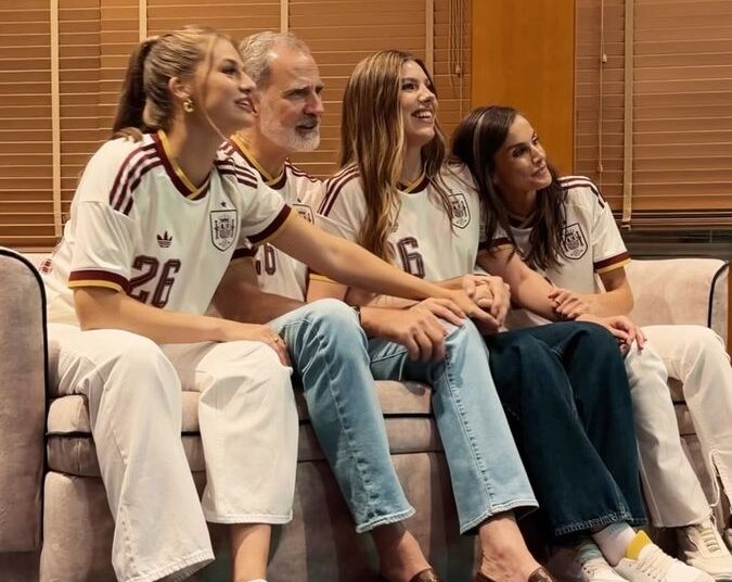 A Princesa Leonor junta-se ao Rei Felipe e à Rainha Letizia na viagem final da Copa do Mundo, enquanto a Espanha enfrenta a Argentina