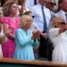 A Rainha Camilla acompanhada pelo ator que interpretou seu marido no Wimbledon Royal Box enquanto ela observa Arthur Fery