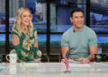 A apresentadora de TV de San Antonio, Kimberly Crawford, fala 'bem' com Kelly e Mark