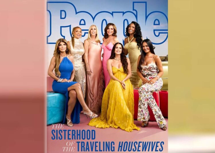 A capa da PEOPLE sobre as Real Housewives é boa, mas está faltando uma dona de casa importante