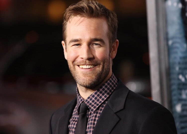 A esposa de James Van Der Beek compartilha fotos emocionantes das filhas no set de 'Elle'