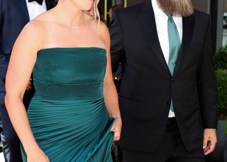 A estrela da NFL diz que os convidados do casamento de Taylor Swift e Travis Kelce ficaram 'chocados' quando Adam Sandler se assumiu