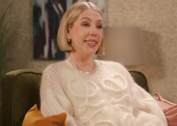 A estrela de TV canadense Katherine Ryan nomeia seu filho ‘favorito’ e chama seus outros três filhos de ‘Nepo-Babies’
