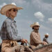 A estrela de “Yellowstone”, Jennifer Landon, relembra Ian Bohen levando um chute na cara de uma vaca no set: ‘Foi por um triz’