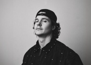 A estrela do soul-pop Lukas Graham compartilha a nova música “Good Times”, baseada nas raízes