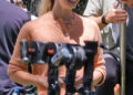 A filha de Gwyneth Paltrow, Apple, 22, é sua irmã gêmea em novas fotos enquanto ela grava seu primeiro filme