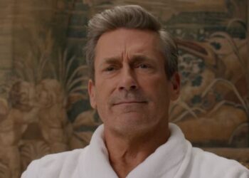 A nova comédia ultrajante de Jon Hamm e Zoey Deutch está conquistando a crítica na RT
