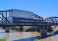 A outrora próspera ponte ferroviária do Kansas é agora um vibrante distrito de entretenimento com vista para o rio e restaurantes locais