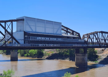 A outrora próspera ponte ferroviária do Kansas é agora um vibrante distrito de entretenimento com vista para o rio e restaurantes locais