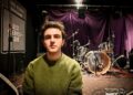 A reação da mídia social após local de música ao vivo inclui atuação de IA em vitrine de artistas emergentes