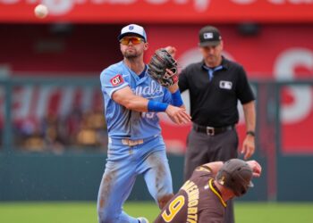 A triste história dos Padres continua enquanto eles perdem o jogo e a série para o Royals