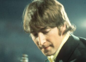 A última música dos Beatles que John Lennon tocou ao vivo - e a lenda da música que fez isso acontecer