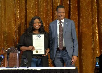 A vencedora do Oscar Octavia Spencer recebendo prêmio em Rochester