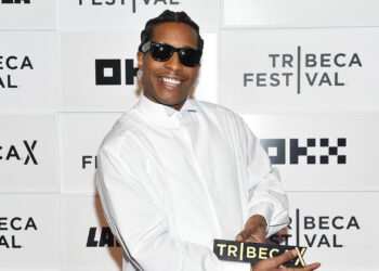 ASAP Rocky mostra placa de fã aparentemente zombando dos últimos álbuns de Drake