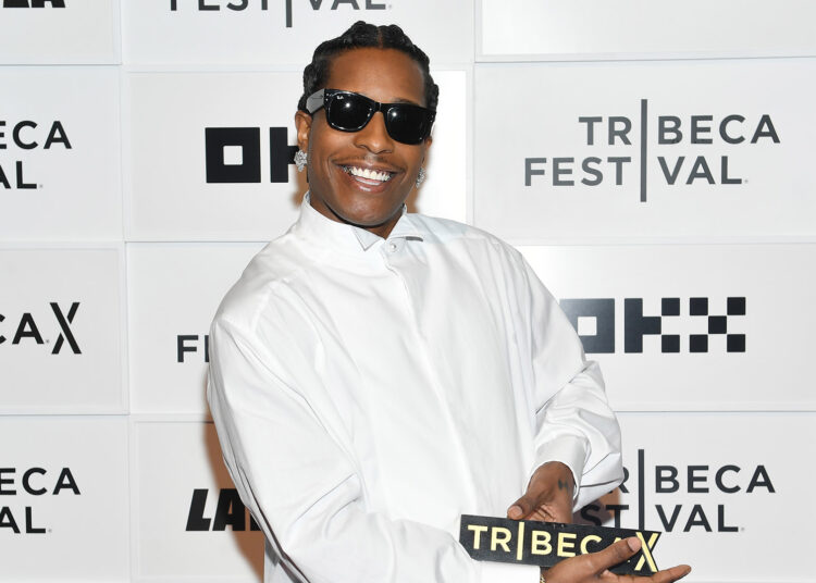 ASAP Rocky mostra placa de fã aparentemente zombando dos últimos álbuns de Drake
