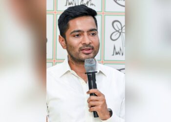Abhishek Banerjee exorta os jovens a questionar as celebridades que silenciam sobre os protestos estudantis