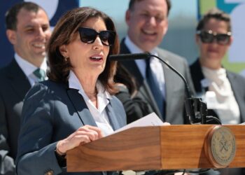Actors' Equity, IATSE, Local 802 AFM endossa o governador de Nova York, Hochul