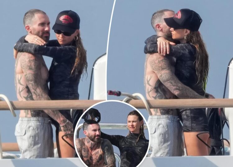 Adam Levine e Behati Prinsloo fizeram uma exibição apaixonada durante a escapadela de iate em St.